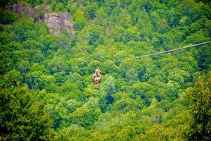 La tyrolienne en été au Tyroparc, à Sainte-Agathe, dans les Laurentides.