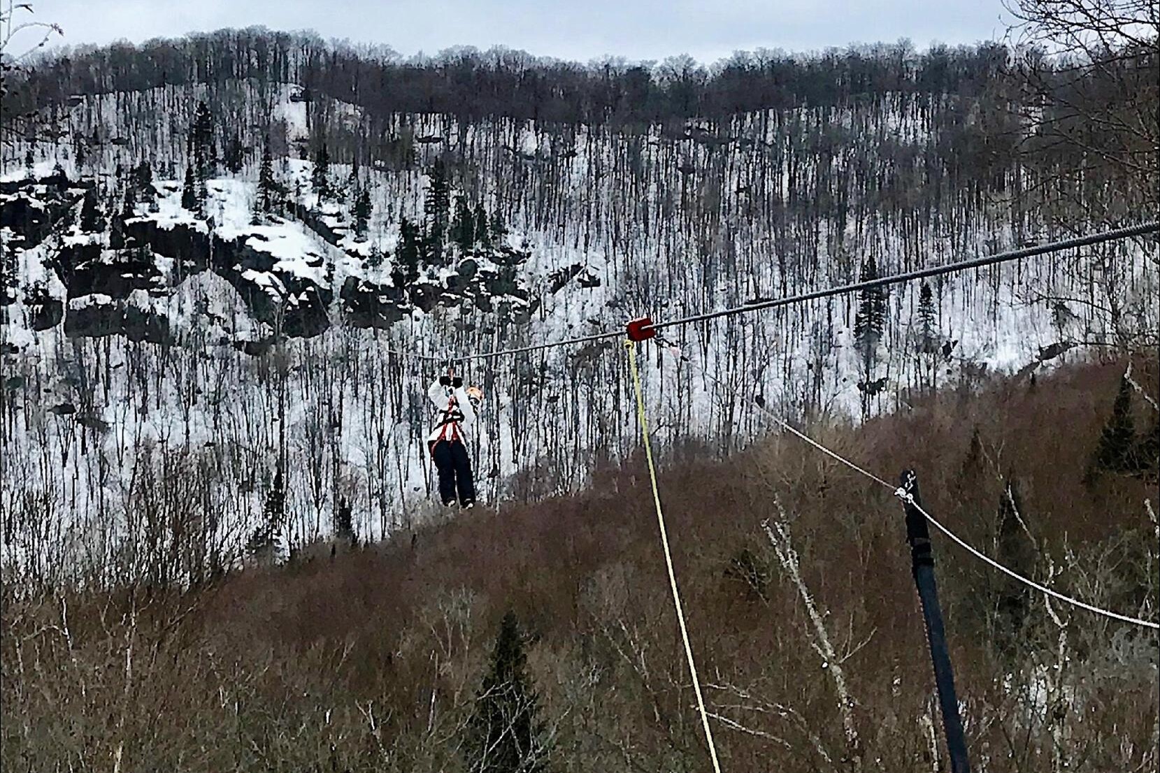 La tyrolienne en hiver au Tyroparc, à Sainte-Agathe, dans les Laurentides.