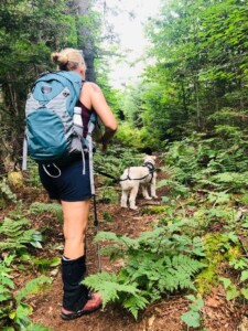 Une femme en randonnée à la Montagne Blanche, dans les Laurentides.