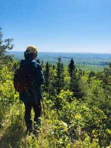 Femme en randonnée à la montagne du Diable, à Ferme-Neuve, dans les Laurentides.