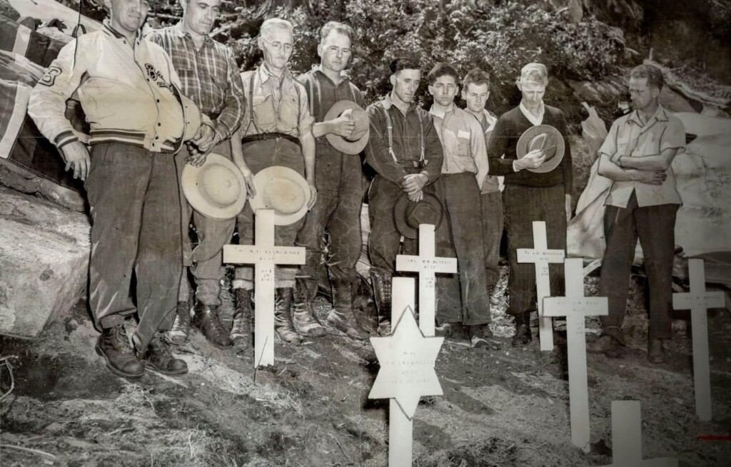 Hommes réunis autour des croix du cimetière aménagé sur le site du Mémorial Liberty Harry, à Saint-Donat, dans Lanaudière. Photo d’archives.
