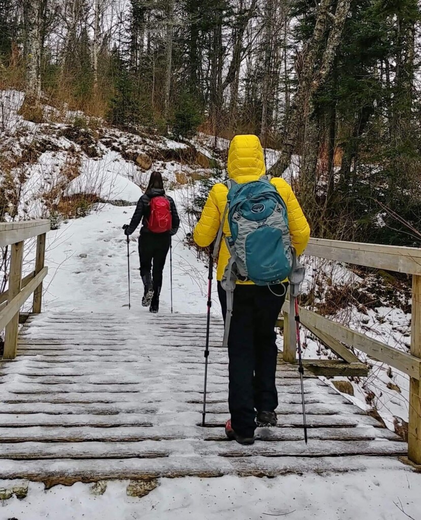 Deux femmes lors d’une randonnée en hiver dans le Sentier national, à Notre-Dame-de-la-Merci, dans Lanaudière.
