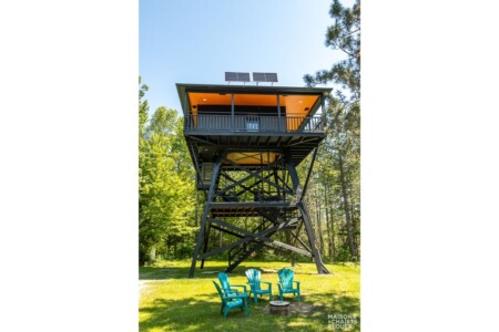 Chalet a louer estrie Le Domaine de la Tour en été avec coin détente extérieur, hébergement insolite