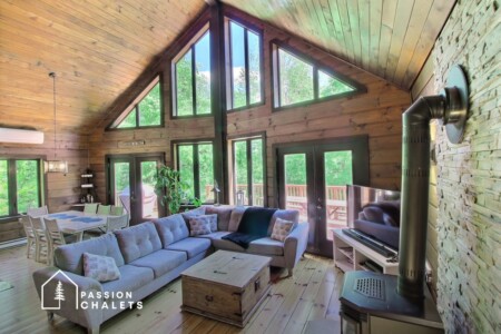 Aire ouverte dans le chalet en bois rond Le Grand Cèdre, un chalet à louer dans Lanaudière, à Mandeville