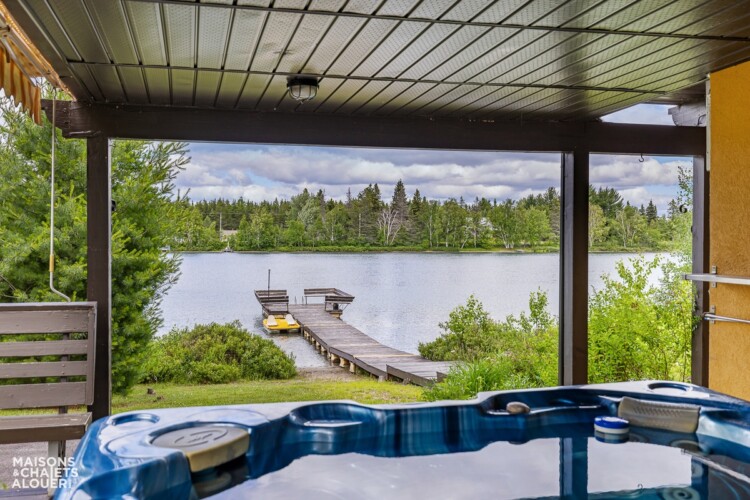 Chalet et spa au Lac-St-Jean: Chalet des Associés à louer à L'Ascension-de-Notre-Seigneur