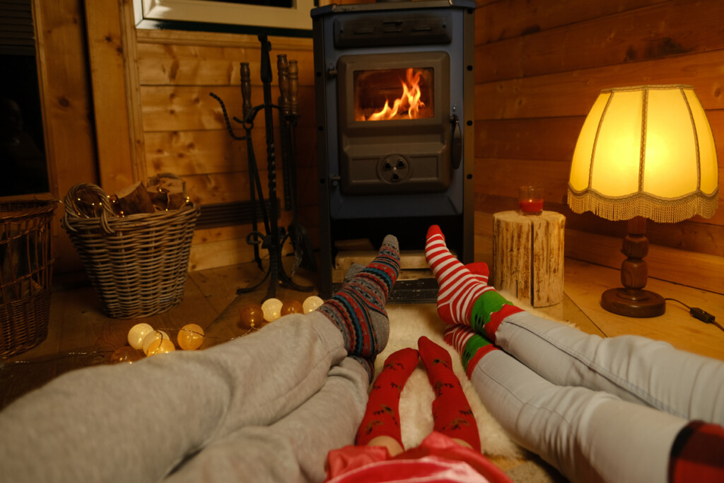 Une famille relaxant près du foyer, dans un chalet à Noël.