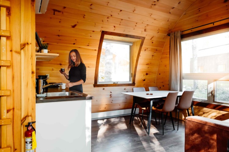 Vue sur la cuisinette et la salle à manger du chalet à louer Pod, un hébergement insolite à Saint-Fulgence, au Saguenay--Lac-Saint-Jean