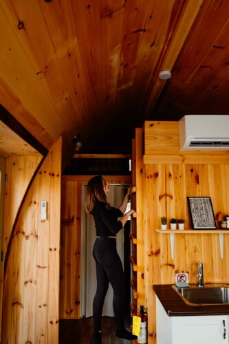 Vue intérieure du chalet à louer Pod, un hébergement insolite situé à Saint-Fulgence, au Saguenay--Lac-Saint-Jean