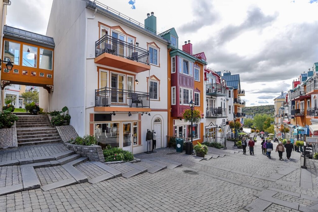 Vue du village et des commerces de la station Tremblant, à Mont-Tremblant, Québec, Canada. 