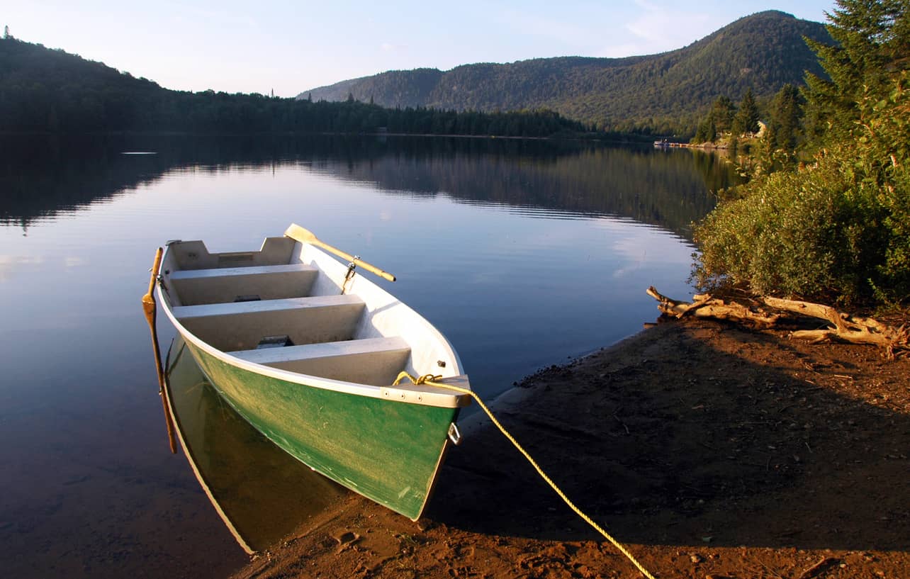 Une chaloupe est amarrée au bord du paisible lac Monroe, au Parc national du Mont-Tremblant.