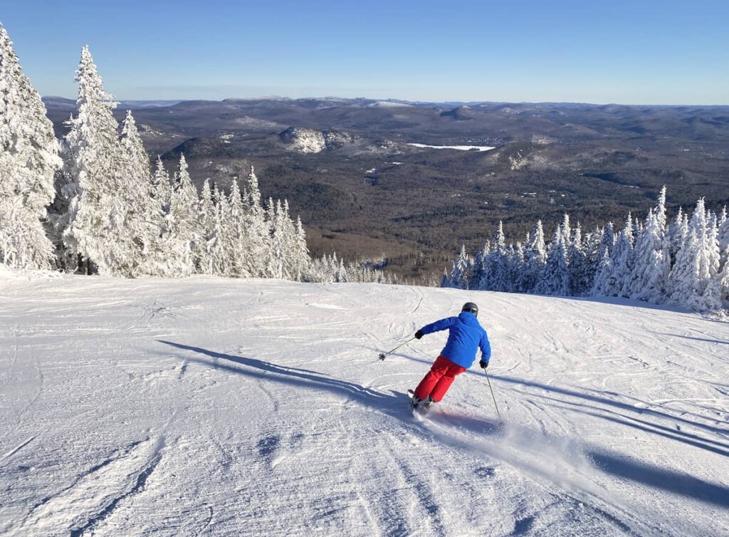 Skieur dévalant les pentes à Tremblant, dans les Laurentides. 