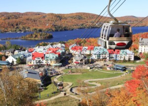 Vue aérienne du village de Mont-Tremblant, du lac et des nacelles, en automne.