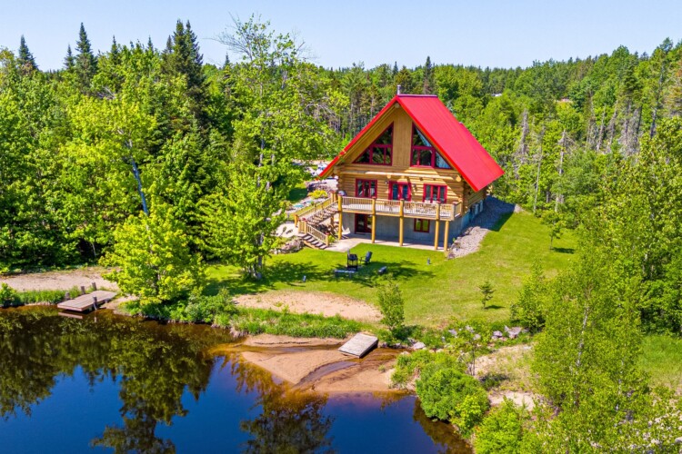 Vue de drone du chalet en location Chalet les Marmottes dans la région de Québec, chalet bord de l'eau à Sainte-Christine-d'Auvergne.