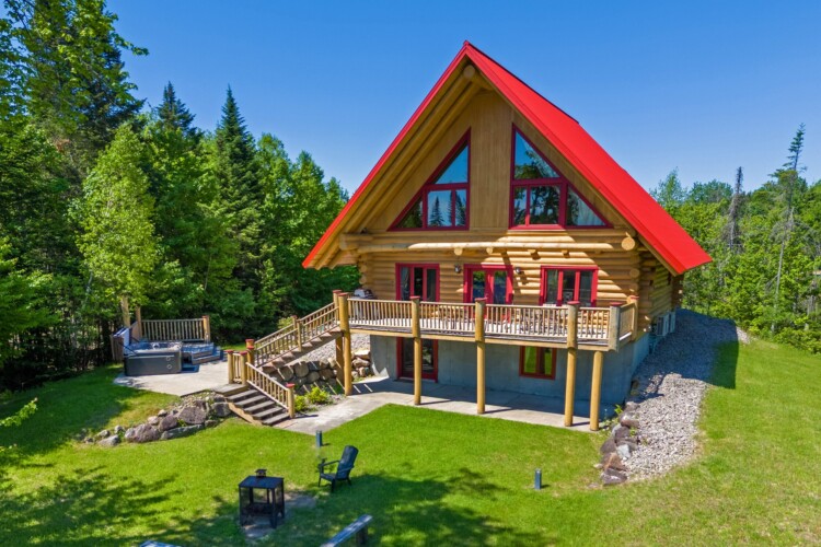 Façade du chalet à louer Chalet les Marmottes dans la région de Québec, chalet bord de l'eau à Sainte-Christine-d'Auvergne.