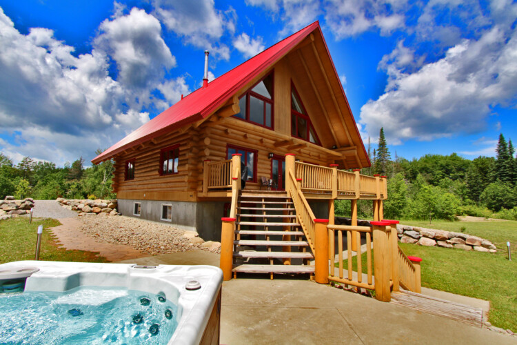 Spa et côté du chalet en location Chalet les Marmottes dans la région de Québec, chalet bord de l'eau à Sainte-Christine-d'Auvergne.
