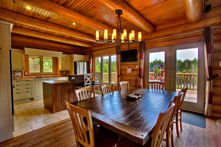 Table de salle à manger et cuisine du chalet à louer Chalet les Marmottes dans la région de Québec, chalet bord de l'eau à Sainte-Christine-d'Auvergne.