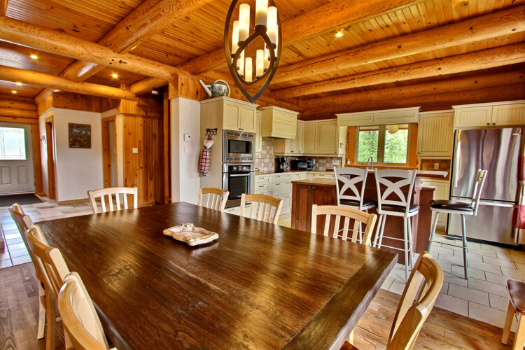 Salle à manger du chalet en location Chalet les Marmottes dans la région de Québec, chalet bord de l'eau à Sainte-Christine-d'Auvergne.