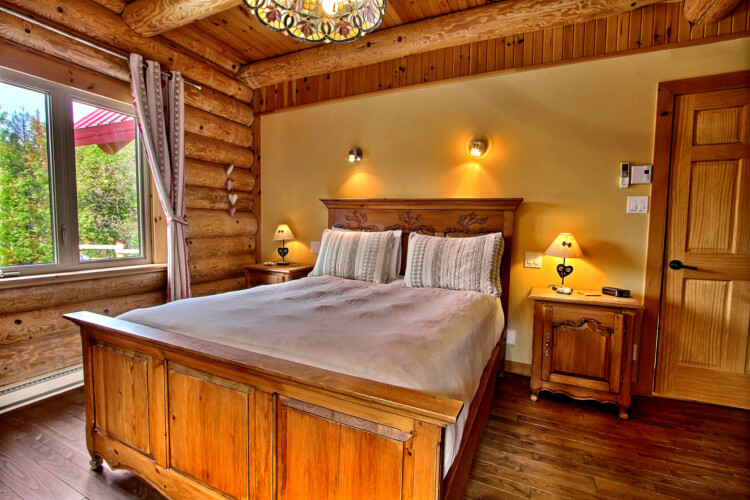 Chambre du chalet en location Chalet les Marmottes dans la région de Québec, chalet bord de l'eau à Sainte-Christine-d'Auvergne.