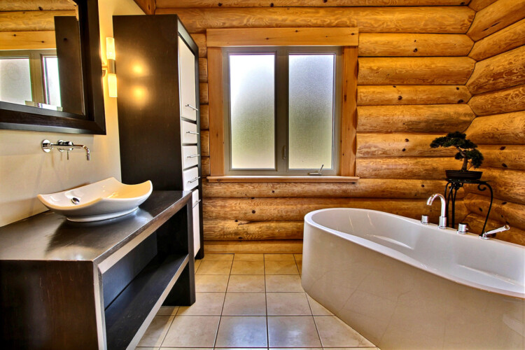 Salle de bain avec bain auto-portant du chalet à louer Chalet les Marmottes dans la région de Québec, chalet bord de l'eau à Sainte-Christine-d'Auvergne.