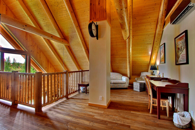 Mezzanine avec sofa et bureau de travail du chalet à louer Chalet les Marmottes dans la région de Québec, chalet bord de l'eau à Sainte-Christine-d'Auvergne.