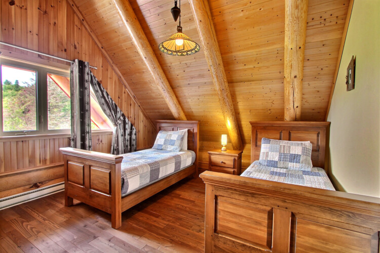 Chambre avec 2 lits simples du chalet à louer Chalet les Marmottes dans la région de Québec, chalet bord de l'eau à Sainte-Christine-d'Auvergne.