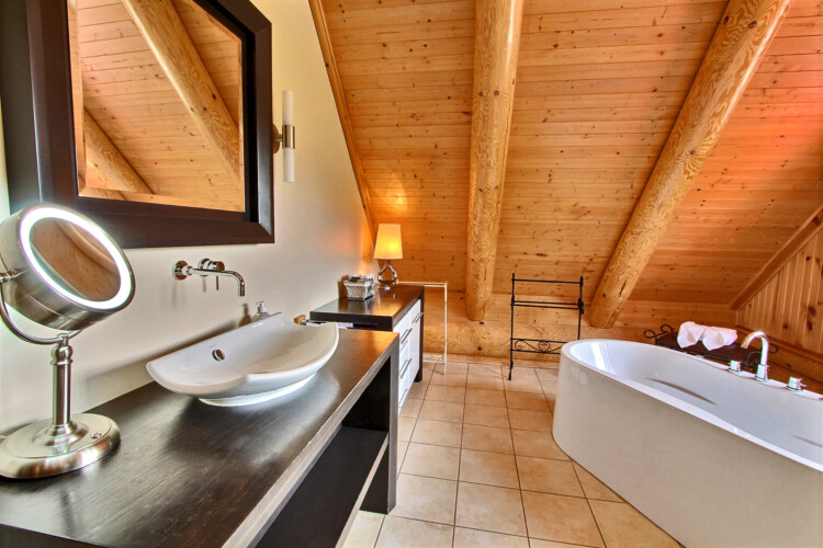 Salle de bain du chalet en location Chalet les Marmottes dans la région de Québec, chalet bord de l'eau à Sainte-Christine-d'Auvergne.