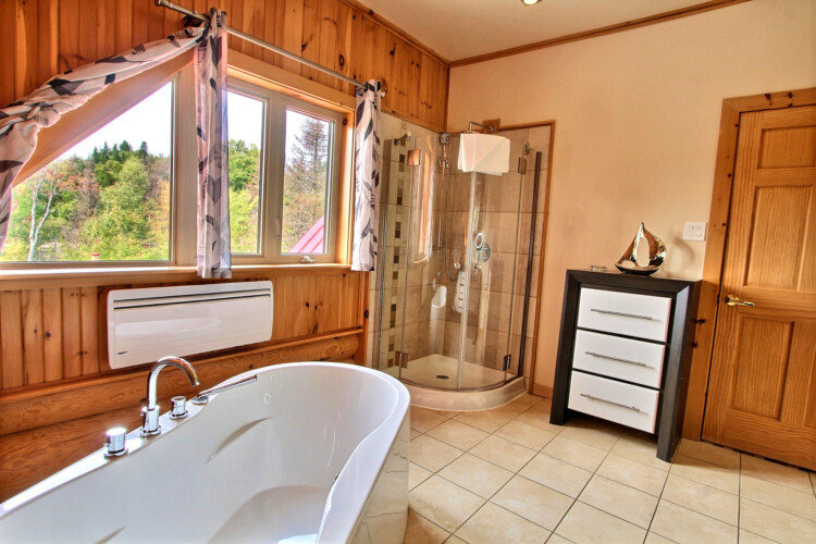 Salle de bain avec vue sur le lac du chalet à louer Chalet les Marmottes dans la région de Québec, chalet bord de l'eau à Sainte-Christine-d'Auvergne.