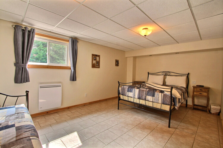 Chambre avec deux lits du chalet en location Chalet les Marmottes dans la région de Québec, chalet bord de l'eau à Sainte-Christine-d'Auvergne.