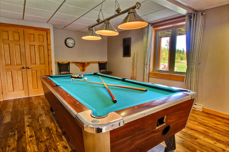 Table de billard du chalet en location Chalet les Marmottes dans la région de Québec, chalet bord de l'eau à Sainte-Christine-d'Auvergne.