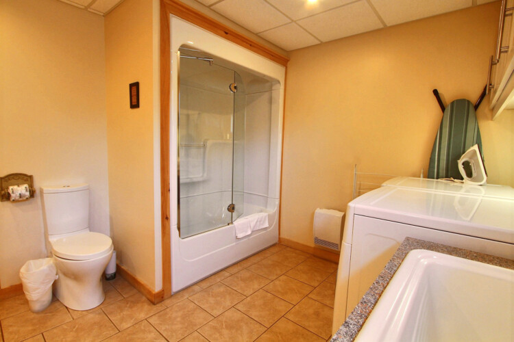 Salle de bain du sous-sol du chalet à louer Chalet les Marmottes dans la région de Québec, chalet bord de l'eau à Sainte-Christine-d'Auvergne.