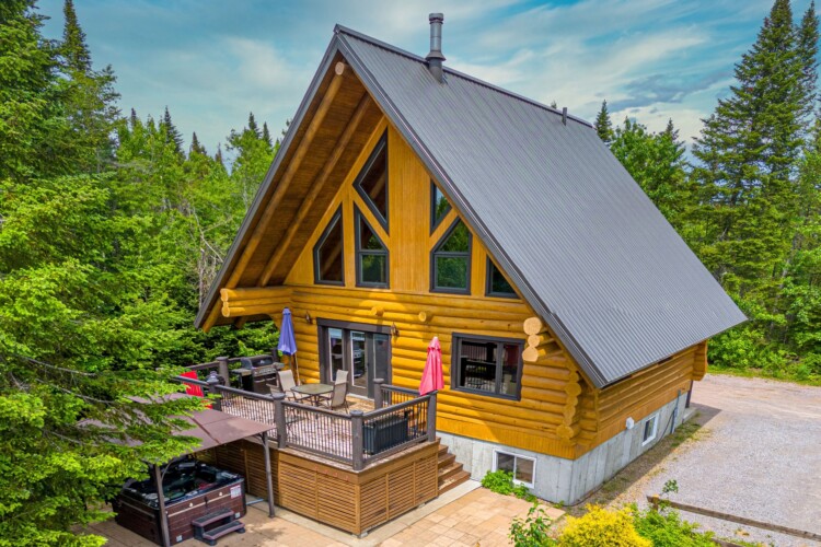 Façade du chalet en location Chalet la Tanière dans la région de Québec, chalet bord de l'eau à Sainte-Christine-d'Auvergne.