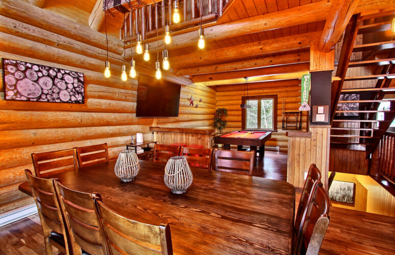 Salle à diner et table de billard du chalet en location Chalet la Tanière dans la région de Québec, chalet bord de l'eau à Sainte-Christine-d'Auvergne.