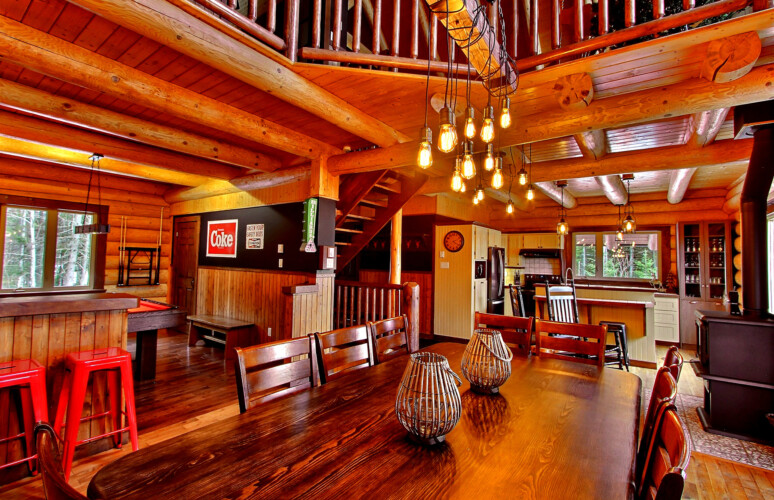 Vue d'ensemble des aires communes du chalet à louer Chalet la Tanière dans la région de Québec, chalet bord de l'eau à Sainte-Christine-d'Auvergne.