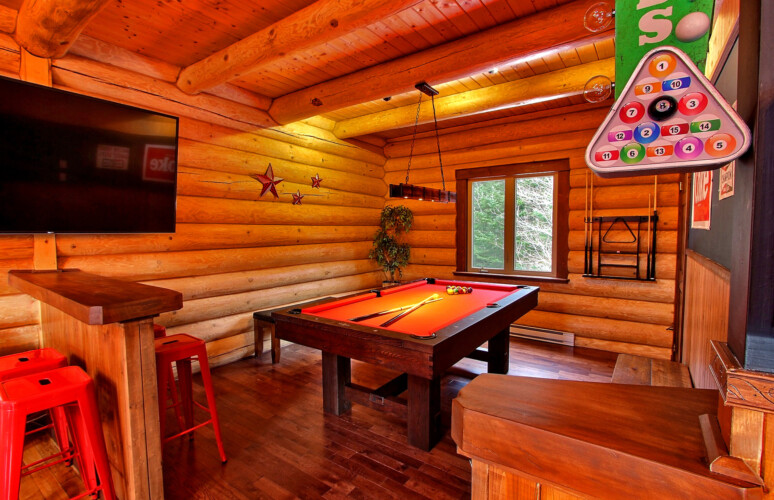Table de billard du chalet en location Chalet la Tanière dans la région de Québec, chalet bord de l'eau à Sainte-Christine-d'Auvergne.