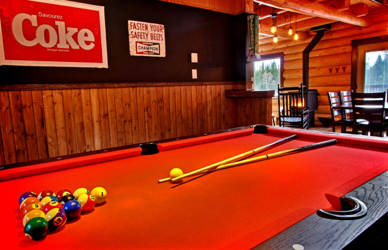 Table de billard en gros plan du chalet à louer Chalet la Tanière dans la région de Québec, chalet bord de l'eau à Sainte-Christine-d'Auvergne.