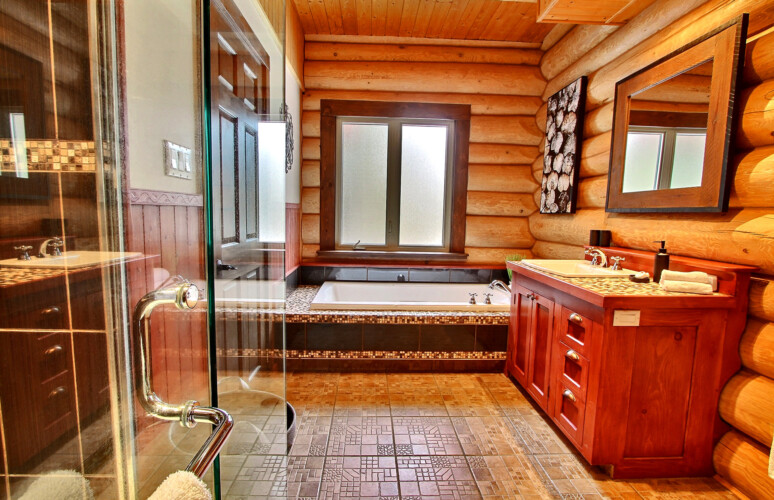 Salle de bain avec bain podium du chalet en location Chalet la Tanière dans la région de Québec, chalet bord de l'eau à Sainte-Christine-d'Auvergne.