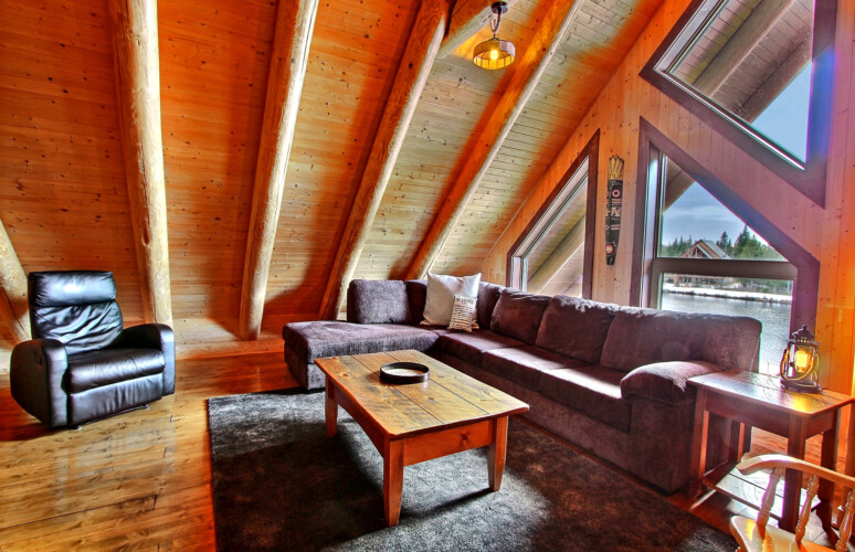Salon à la mezzanine du chalet en location Chalet la Tanière dans la région de Québec, chalet bord de l'eau à Sainte-Christine-d'Auvergne.