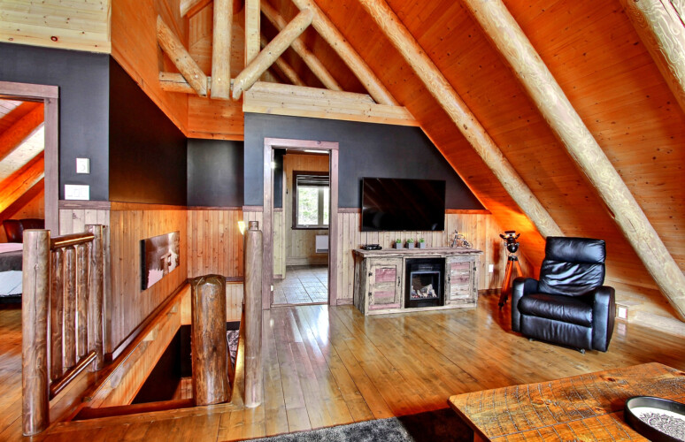 Aires communes de la mezzanine du chalet en location Chalet la Tanière dans la région de Québec, chalet bord de l'eau à Sainte-Christine-d'Auvergne.