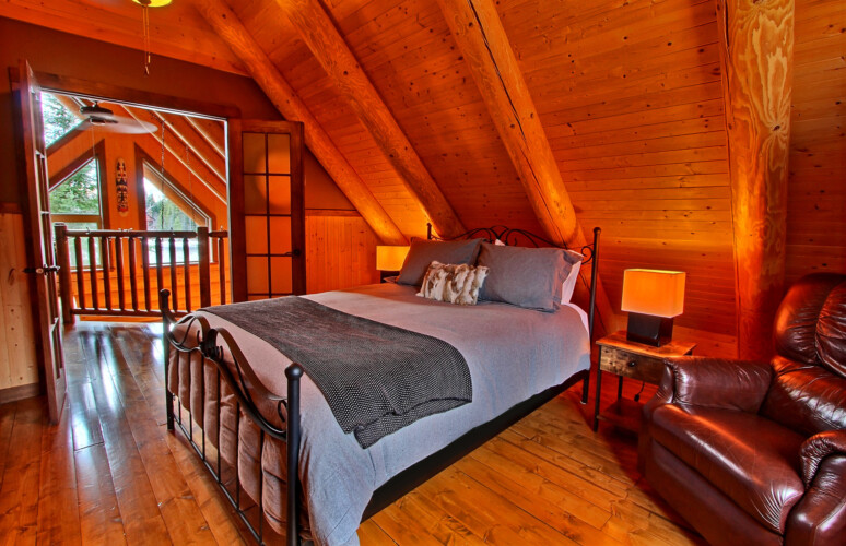 Chambre de la mezzanine du chalet à louer Chalet la Tanière dans la région de Québec, chalet bord de l'eau à Sainte-Christine-d'Auvergne.