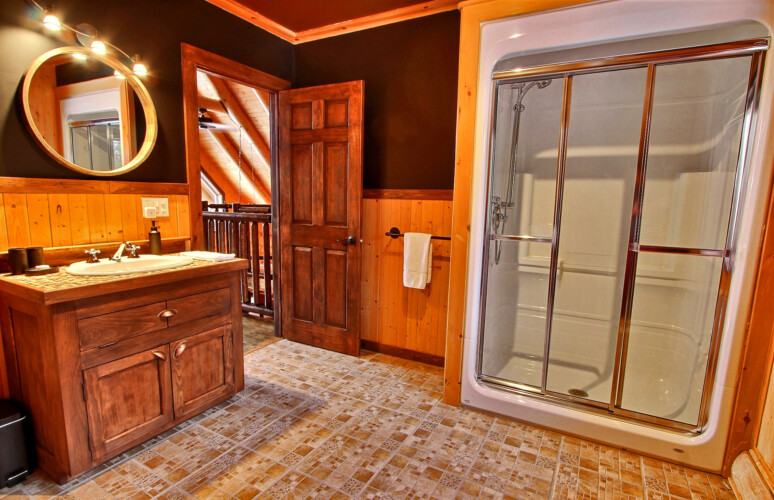 Salle de bain avec douche du chalet en location Chalet la Tanière dans la région de Québec, chalet bord de l'eau à Sainte-Christine-d'Auvergne.