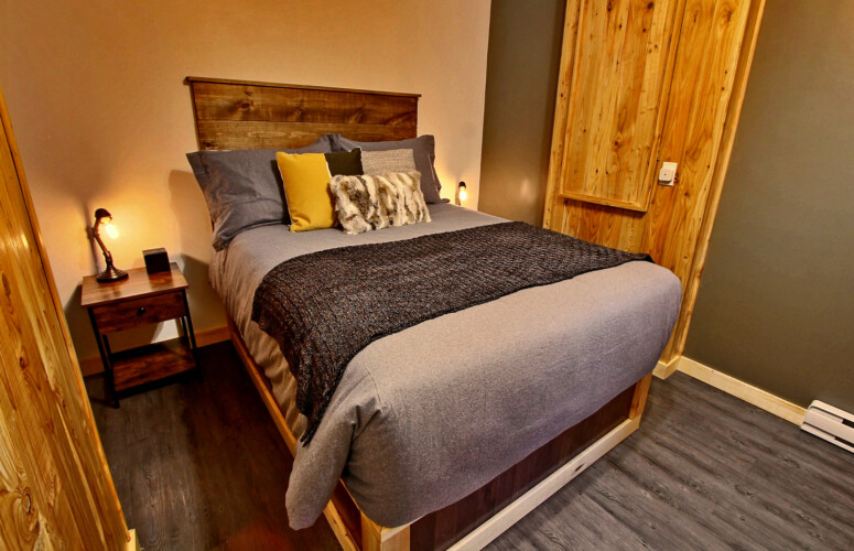 Chambre du chalet à louer Chalet la Tanière dans la région de Québec, chalet bord de l'eau à Sainte-Christine-d'Auvergne.