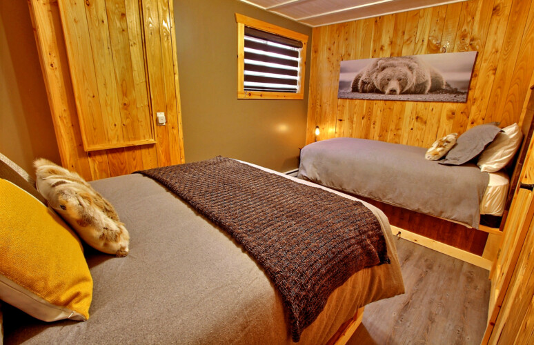 Chambre avec 2 lits du chalet en location Chalet la Tanière dans la région de Québec, chalet bord de l'eau à Sainte-Christine-d'Auvergne.