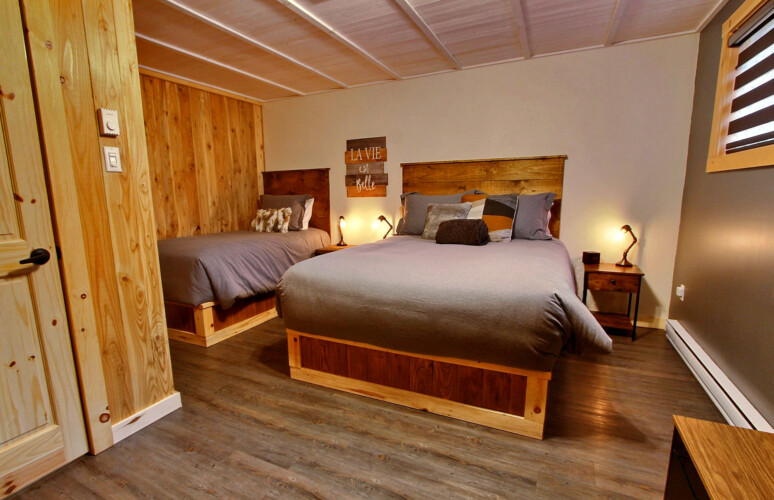 Chambre avec 2 lits du chalet à louer Chalet la Tanière dans la région de Québec, chalet bord de l'eau à Sainte-Christine-d'Auvergne.