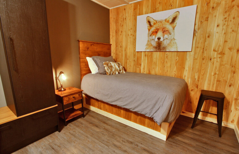 Chambre avec cadre de renard du chalet en location Chalet la Tanière dans la région de Québec, chalet bord de l'eau à Sainte-Christine-d'Auvergne.