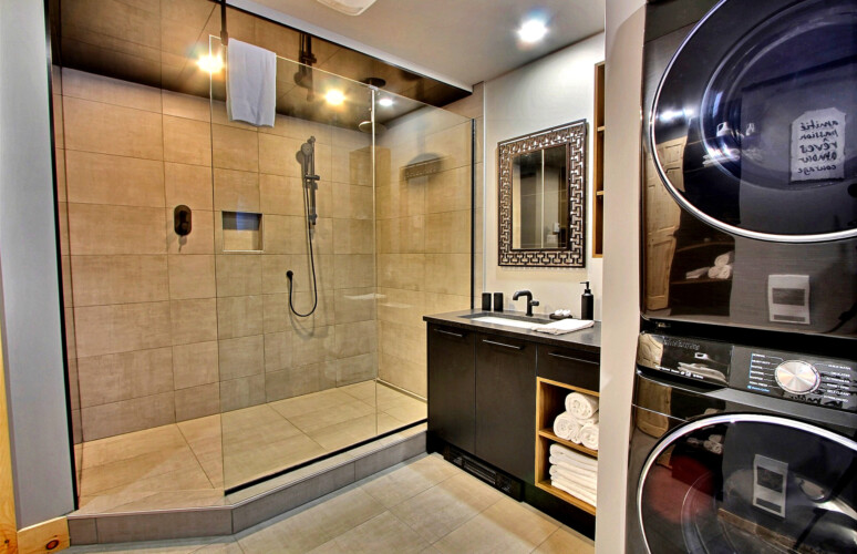 Douche en céramique et laveuse / sécheuse du chalet en location Chalet la Tanière dans la région de Québec, chalet bord de l'eau à Sainte-Christine-d'Auvergne.
