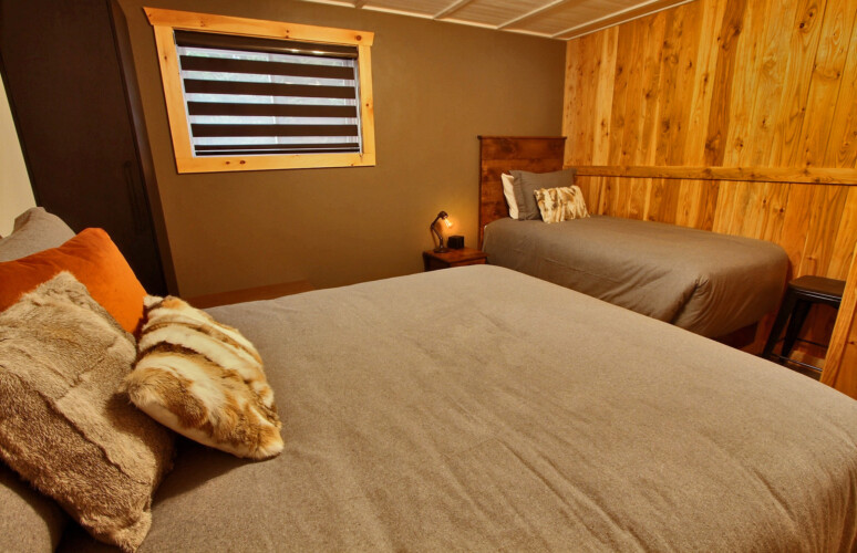 Chambre au sous-sol du chalet en location Chalet la Tanière dans la région de Québec, chalet bord de l'eau à Sainte-Christine-d'Auvergne.