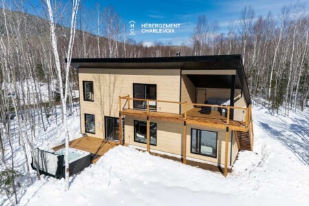 Façade en hiver du Chalet à louer Chalet LUM-27 à Charlevoix, chalet avec spa à Petite-Rivière-Saint-François