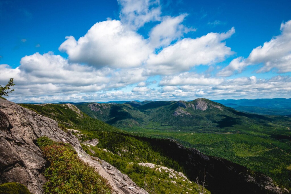 Vue estivale du sommet de l'Acropole des Draveurs, Hautes-Gorges-de-la-rivière-Malbaie, à Charlevoix. 
