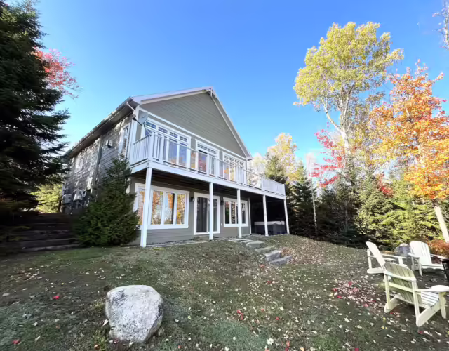Façade du chalet à louer Azur dans Charlevoix, chalet avec bord de l'eau à Les Éboulements