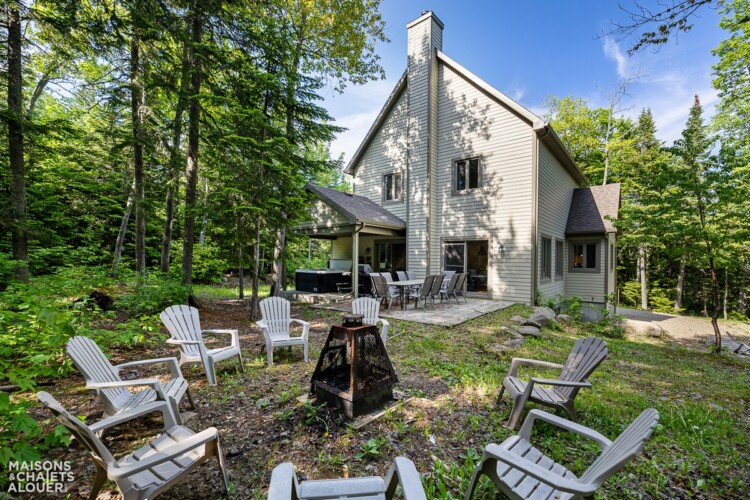 Façade du chalet à louer Le Refuge de la Sainte-Monique dans Charlevoix, chalet avec spa à la Petite-Rivière-Saint-François
